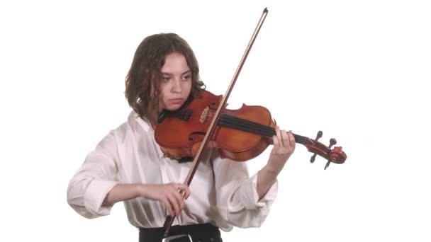 Menina Bonita Uma Blusa Branca Tocando Violino Clássico Isolado Médio — Vídeo de Stock