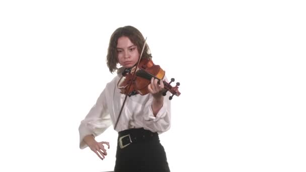 Largo Tiro Medio Una Joven Talentosa Tocando Violín Clásico Aislado — Vídeo de stock