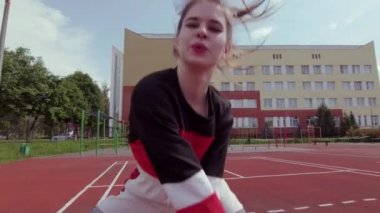 Güzel kız dans ediyor ve modern koreografi yapıyor, sokak dansı yapıyor, poz veriyor, sokak tarzı kıyafetlerle serbest dans ediyor. Gimbal atışı. Yavaş çekim