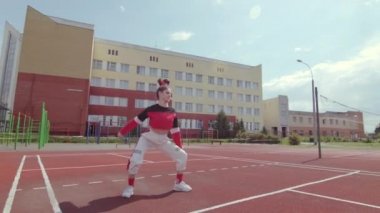 Güzel kız dans ediyor ve modern koreografi yapıyor, sokak dansı yapıyor, poz veriyor, sokak tarzı kıyafetlerle serbest dans ediyor. Gimbal atışı. Yavaş çekim