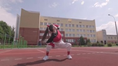 Çağdaş dans eden güzel bir kız, Sportsground 'da sokak dansı yapan. Hiphop ve break dans tekniklerini öğrenme kavramı. Gençlik alt kültürü