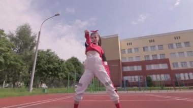 Çağdaş dans eden güzel bir kız, Sportsground 'da sokak dansı yapan. Hip hop ve break dans tekniği öğrenme kavramı. Gençlik alt kültürü
