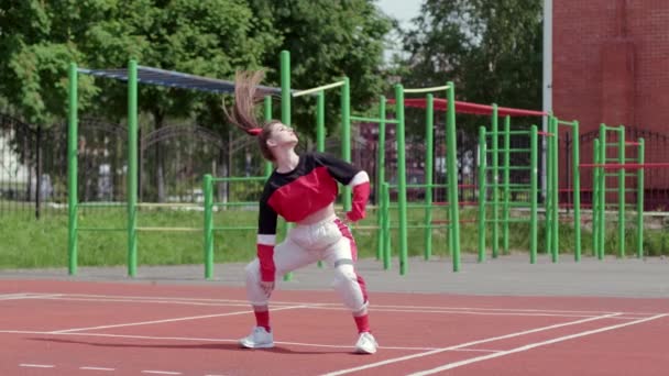 Chica Talentosa Realizando Baile Fresco Sportsground Concepto Aprendizaje Técnica Hip — Vídeos de Stock