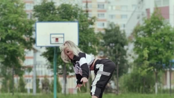 Ung Glad Blondin Med Långt Hår Träningsoverall Dans Street Modern — Stockvideo