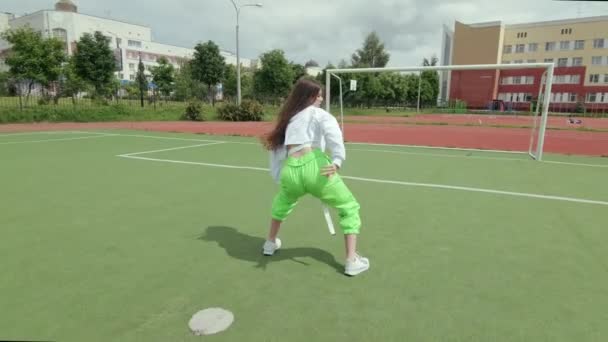 Joven Bailarina Interpretando Danza Contemporánea Danza Moderna Callejera Sportsground Concepto — Vídeo de stock