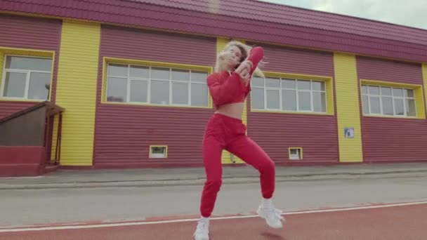 Ung Glad Blond Dans Och Utför Modern Koreografi Street Break — Stockvideo