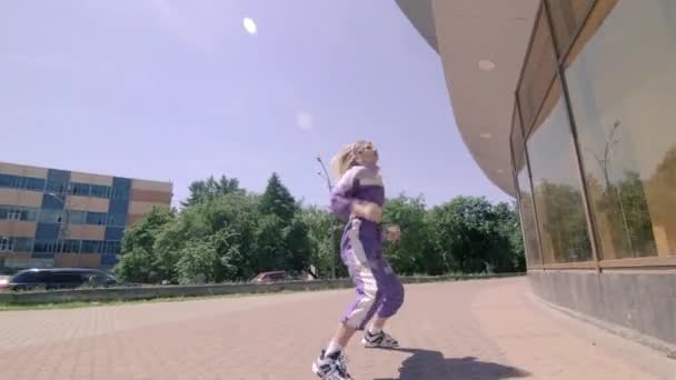 Jeune Fille Drôle Exécutant Danse Cool Plein Air Concept Apprentissage — Video
