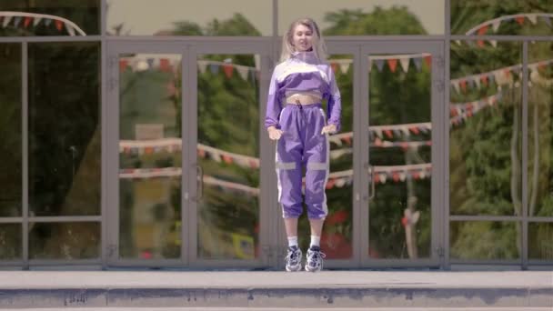 Een Getalenteerd Meisje Die Cool Danst Voor Het Gebouw Concept — Stockvideo