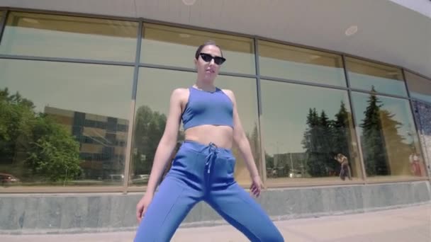 Chica Talentosa Realizando Baile Fresco Frente Del Edificio Concepto Aprendizaje — Vídeo de stock