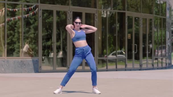 Jonge Vrouw Met Lang Haar Trainingspak Dansen Straat Moderne Dans — Stockvideo