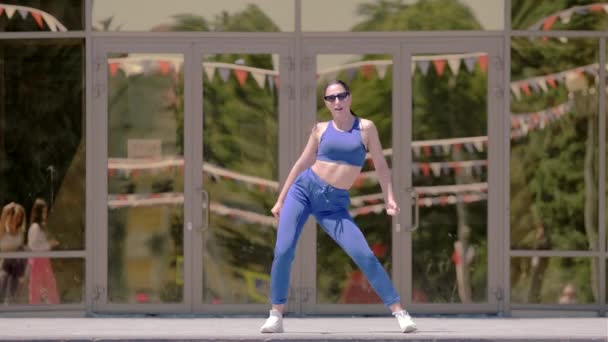 Молодая Женщина Длинными Волосами Спортивном Костюме Танцует Уличный Современный Танец — стоковое видео
