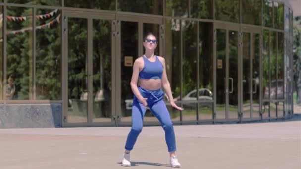 Junge Frau Mit Langen Haaren Trainingsanzug Die Street Modern Dance — Stockvideo