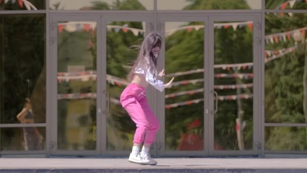 Begåvad Tjej Som Dansar Coolt Framför Byggnaden Begreppet Lärande Hiphop — Stockvideo