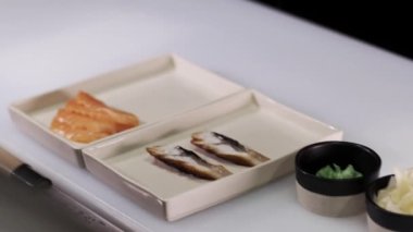 Japon suşi sarmaları yapmak için hazırlık. - Yakın çekim. Suşi pişirme dersi. Japon yemeği. Kaypak hareket ediyor. Yavaş çekim
