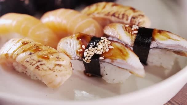 寿司とロールでプレートの極端なクローズアップ レストランキッチン 日本食 スライダーが動く マクロビュー — ストック動画