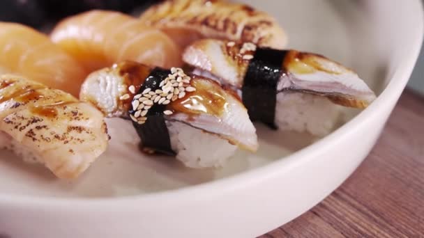 Plan Extrêmement Serré Plaque Avec Des Sushis Des Rouleaux Cuisine — Video