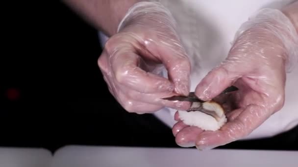 Młody Kucharz Sushi Przygotowuje Japońskie Bułki Sushi Ręce Rękawiczkach Kuchnia — Wideo stockowe