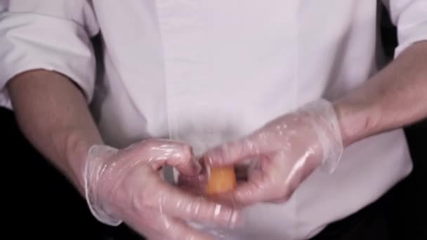 Widok Przodu Rąk Szefa Kuchni Rękawiczkach Sprawia Japońskie Sushi Rolki — Wideo stockowe