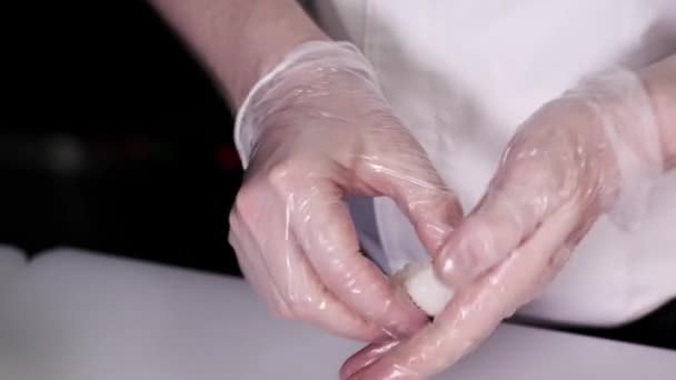 Junger Männlicher Sushi Koch Bereitet Japanische Sushi Rollen Hände Handschuhen — Stockvideo