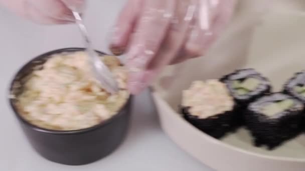 Close Chef Mãos Luvas Fazendo Rolos Sushi Japonês Aula Culinária — Vídeo de Stock