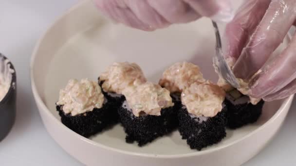 Nahaufnahme Des Küchenchefs Mit Handschuhen Der Japanische Sushi Rollen Herstellt — Stockvideo
