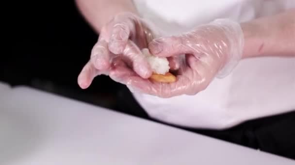 Närbild Kocken Händer Handskar Gör Japanska Sushi Rullar Sushi Matlagningskurs — Stockvideo