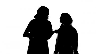 Genç yetenekli kızların ukulele çalıp şarkı söylediği orta boy bir düet. Yaratıcı düet konsepti. Beyaz arkaplanda siyah bir siluet