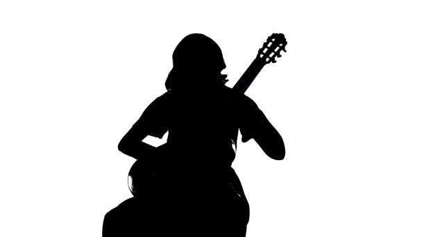 Schwarze Silhouette Auf Weißem Hintergrund Hübsches Mädchen Das Klassische Akustikgitarre — Stockvideo