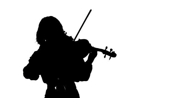 白を基調とした黒のシルエットスポットライトの前でクラシックヴァイオリンを演奏する若い女性ヴァイオリニストのクローズアップ — ストック動画