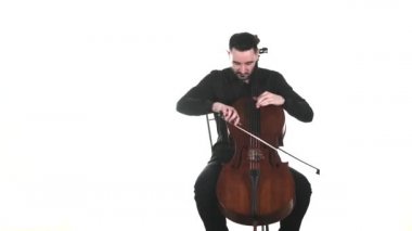 Siyah tişörtlü usta müzisyen klasik bir çelloda güzel ve yavaş bir melodi çalar. İzole edilmiş. Orta uzunlukta.