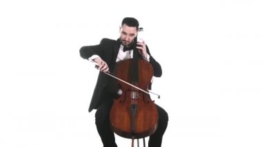 Smokinli usta bir müzisyen klasik bir çelloda güzel ve yavaş bir melodi çalar. İzole edilmiş