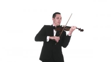 Smokinli genç kemancı virtüöz klasik bir kemanda yavaş bir melodi çalar. İzole edilmiş. Orta uzunlukta.