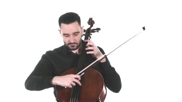 身穿黑衬衫的天才大提琴演奏家演奏经典大提琴 Pizzicato技巧 孤立无援中长枪 — 图库视频影像
