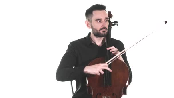 Joven Hombre Guapo Una Camisa Negra Toca Magistralmente Violonchelo Clásico — Vídeos de Stock