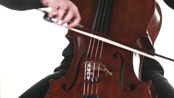 年轻人在古典大提琴上演奏着优美的慢曲 拉近了弦乐 弓手和指板 被隔离了 — 图库视频影像