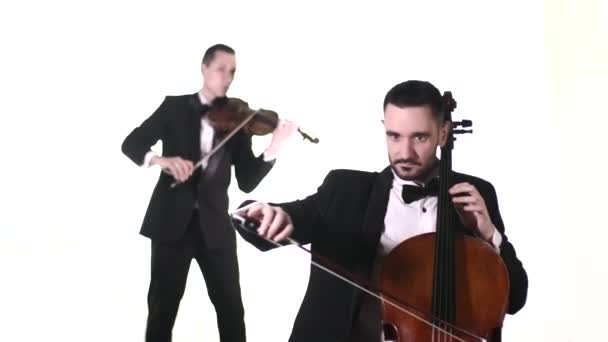 塔克西多的小提琴家和大提琴演奏家表演古典音乐 古典小提琴 古典大提琴 交响乐音乐会 孤立无援中长枪 — 图库视频影像