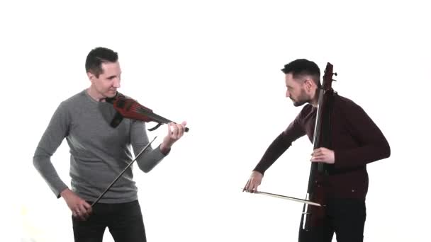 Dueto Jovens Homens Talentosos Toca Violino Elétrico Violoncelo Elétrico Isolado — Vídeo de Stock