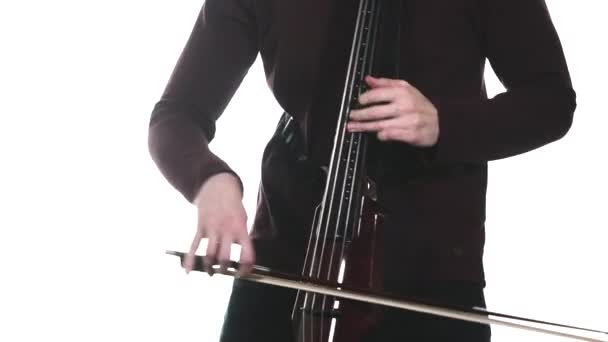 Der Talentierte Cellist Schwarzen Hemd Spielt Auf Einem Cello Isoliert — Stockvideo