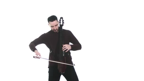 Getalenteerde Cellist Een Zwart Shirt Speelt Een Elektrische Cello Geïsoleerd — Stockvideo