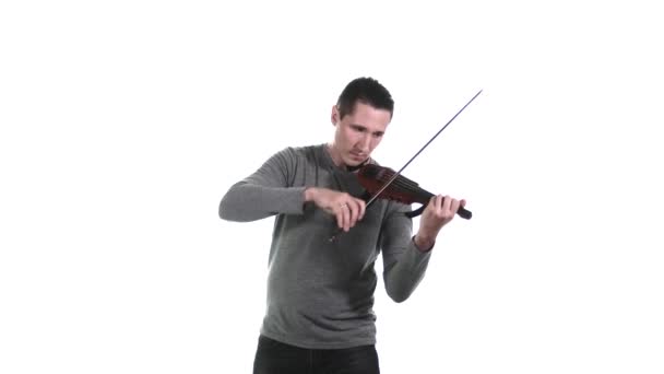 Violinista Bonito Tocando Violino Elétrico Isolado Longo Alcance Médio — Vídeo de Stock