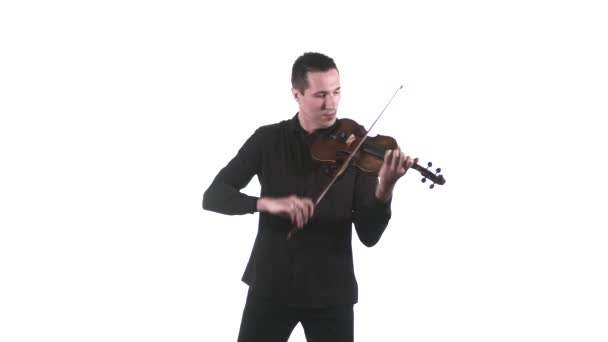 身穿黑色衬衫的英俊小提琴手在古典小提琴上出色地演奏了一篇优美的作品 交响乐音乐会 孤立无援中长枪 — 图库视频影像