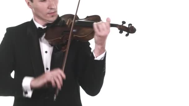 穿着燕尾服的英俊男性小提琴手巧妙地在古典小提琴上快速作曲 交响乐音乐会 孤立无援中长枪 — 图库视频影像