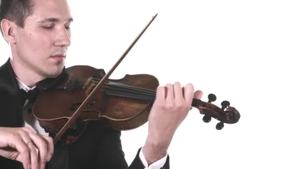 穿着燕尾服的年轻小提琴手在古典小提琴上演奏缓慢的旋律 孤立无援中长枪 — 图库视频影像