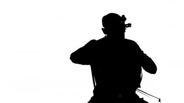 Genç çellocu ustaca klasik çello çalıyor. Beyaz arka planda siyah bir siluet. Orta uzunlukta.