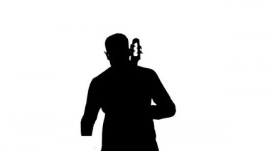 Elektrikli çello çalan genç bir adamın beyaz arka planında siyah bir siluet. Orta uzunlukta.