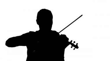 Klasik keman çalan genç bir adamın beyaz arka planında siyah bir siluet. Orta uzak ihtimal. Senfoni müzik konseri