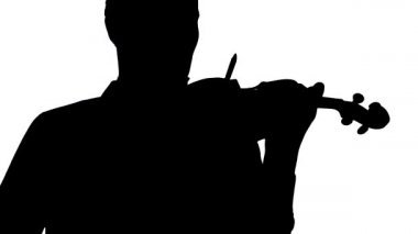 Yetenekli kemancı virtüöz klasik keman çalıyor. Orta uzak ihtimal. Beyaz arkaplanda siyah bir siluet