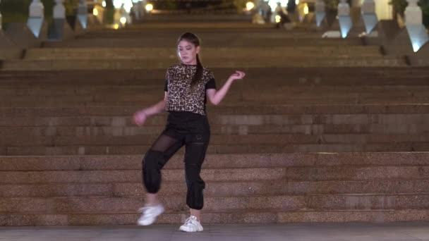 Beautiful Young Girl Leopard Shirt Dancing Street Dance Outdoors Front — Stock Video