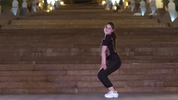 Όμορφη Νεαρή Κοπέλα Λεοπάρδαλη Shirt Χορό Δρόμο Εξωτερικούς Χώρους Μπροστά — Αρχείο Βίντεο