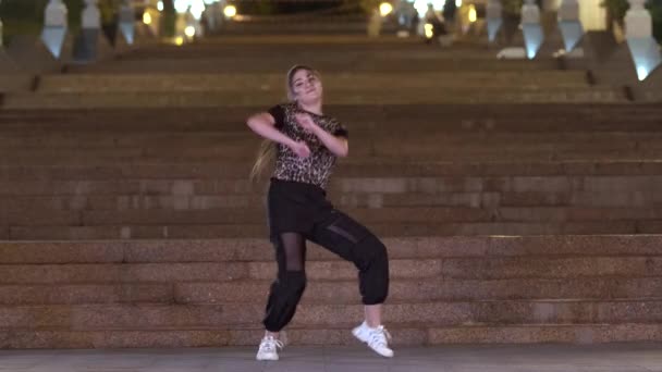 Energiczna Młoda Kobieta Koszulce Lampartem Tańcząca Dworze Przed Starymi Kamiennymi — Wideo stockowe